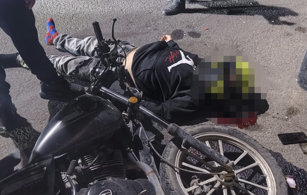 Grave motociclista tras chocar contra un auto en la México-Japón