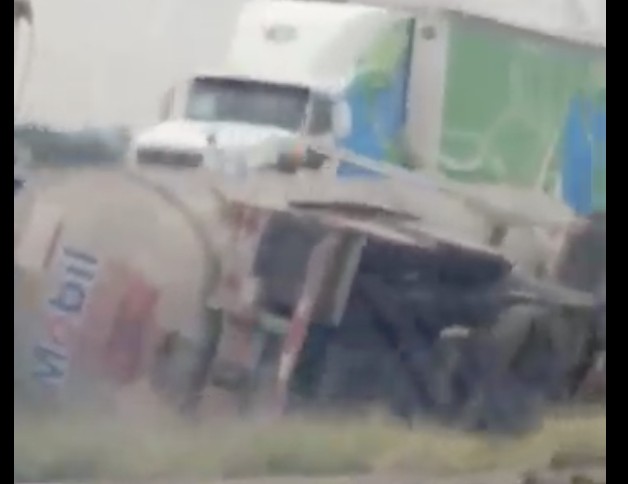 Intento de asalto provoca volcadura de pipa en la Querétaro-Salamanca