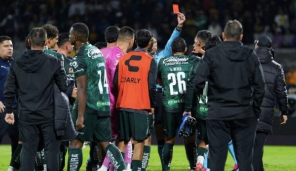 León lidera las expulsiones en el Apertura 2026 con cinco tarjetas rojas