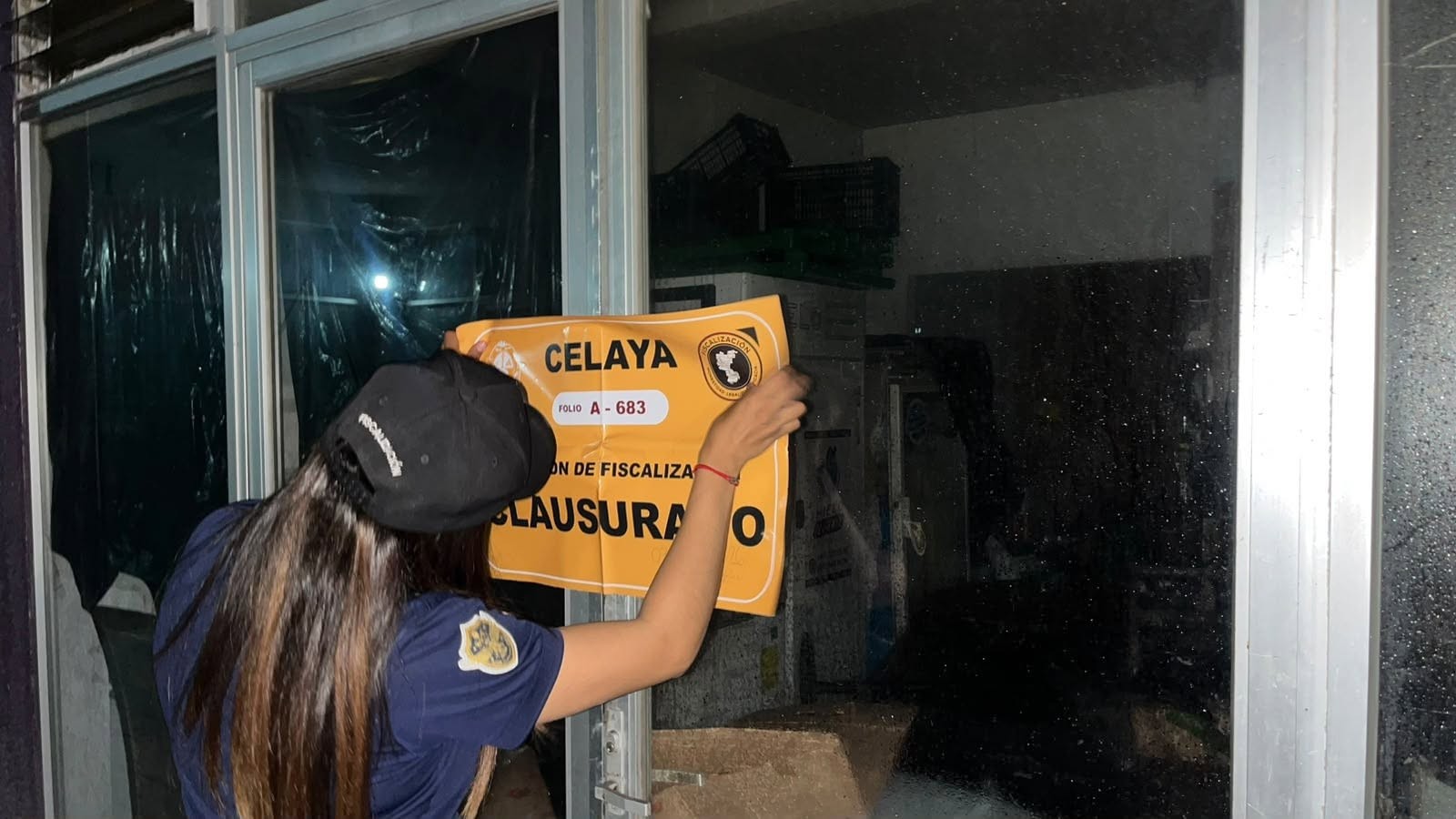 Clausuran dos bares en la Alameda y decomisan mil 223 bebidas alcohólicas