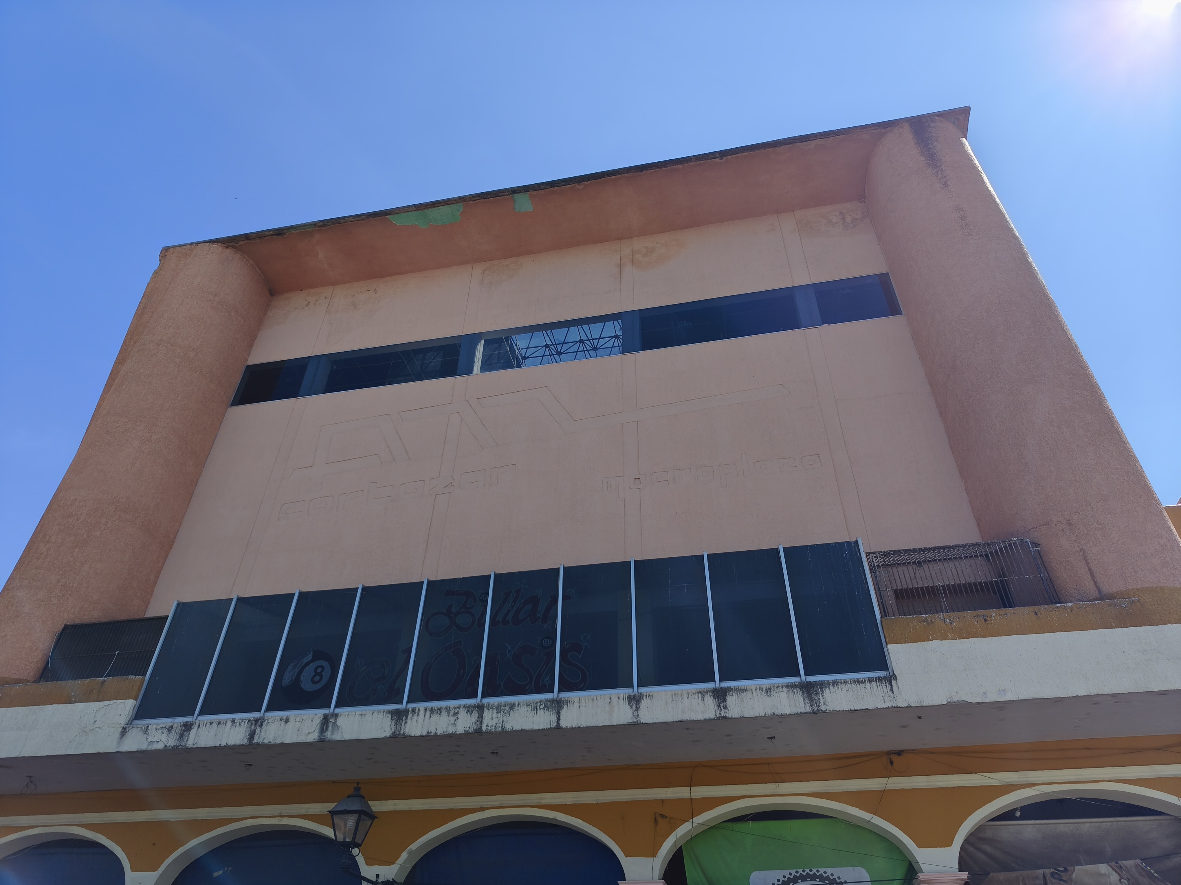 Caída de escombro de la Macroplaza de Cortazar daña una camioneta