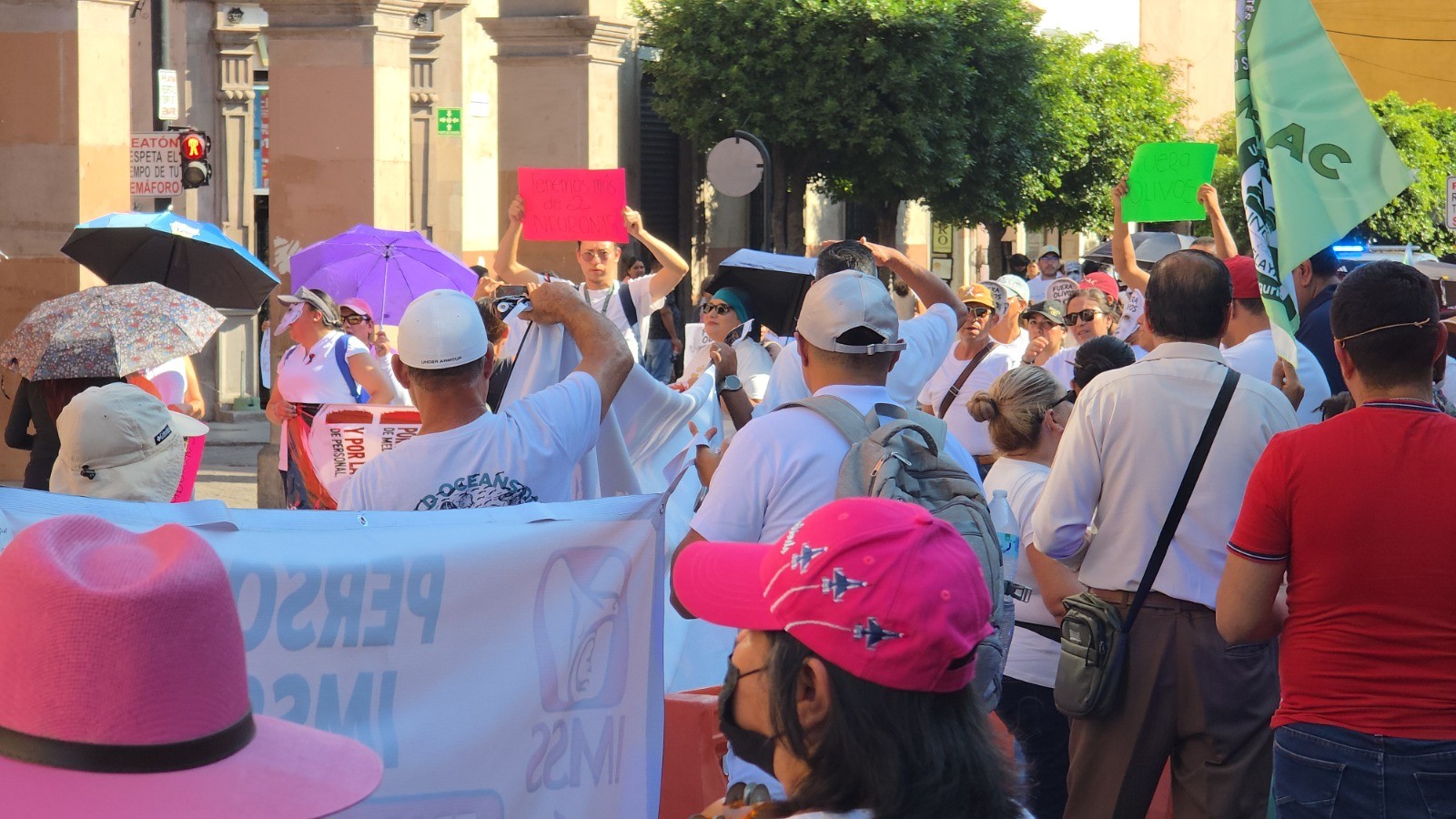 Marcha personal del IMSS en Celaya por mejores condiciones laborales