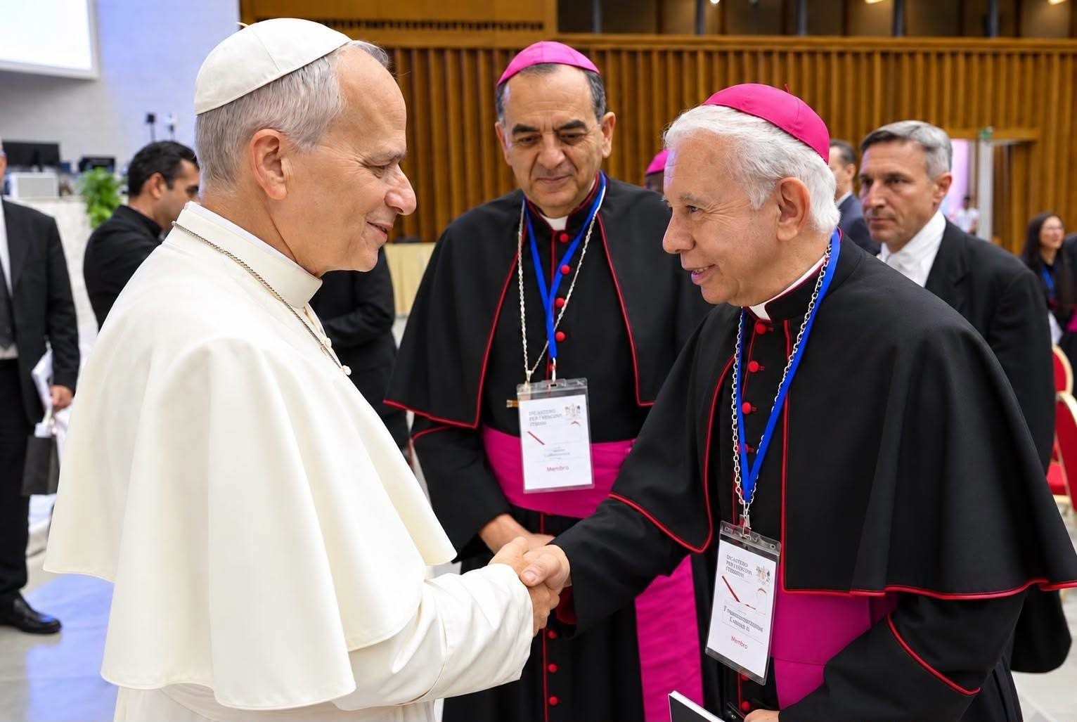Libro con rostros de desaparecidos en Guanajuato llega a manos del papa León XIV