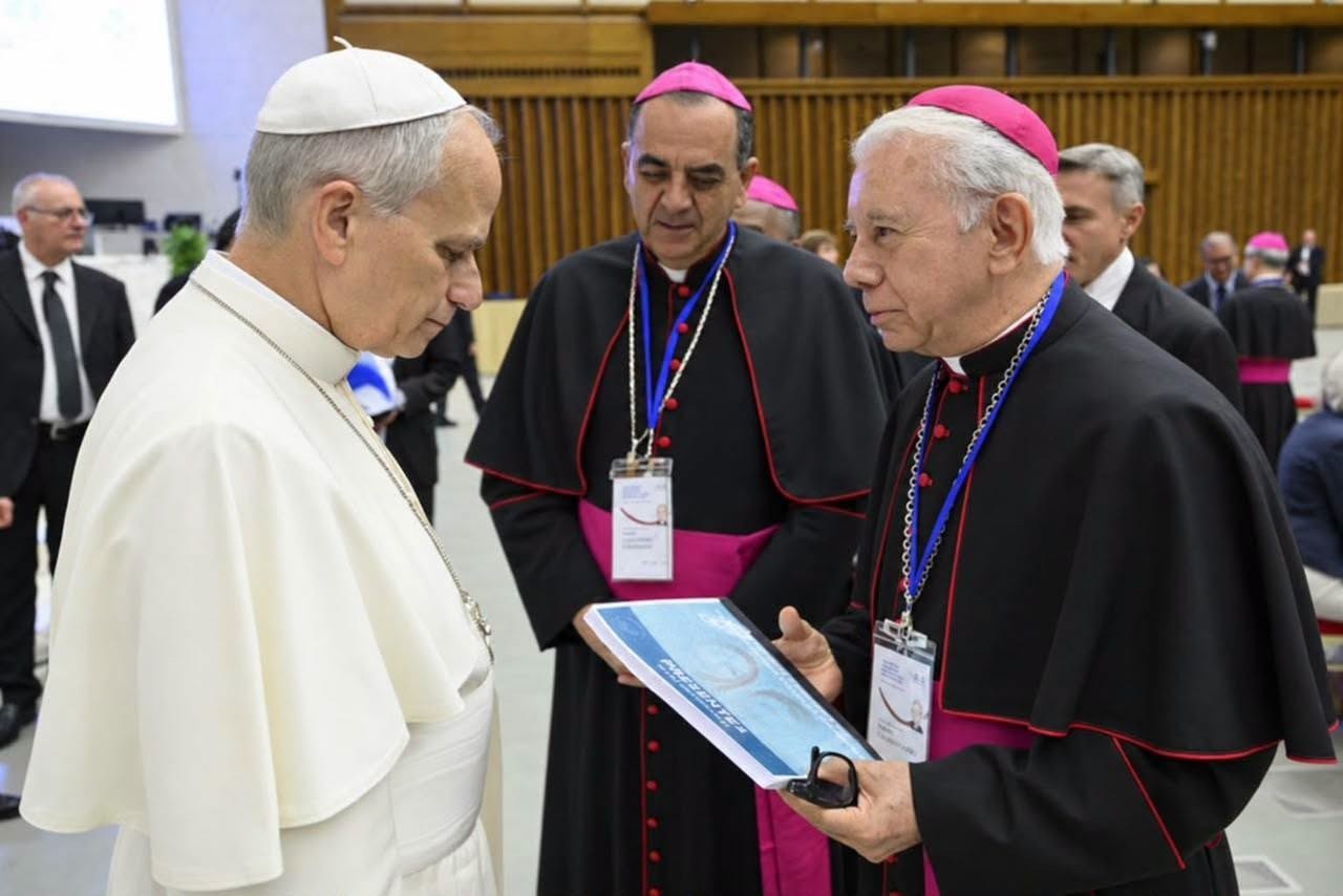 Libro con rostros de desaparecidos en Guanajuato llega a manos del papa León XIV