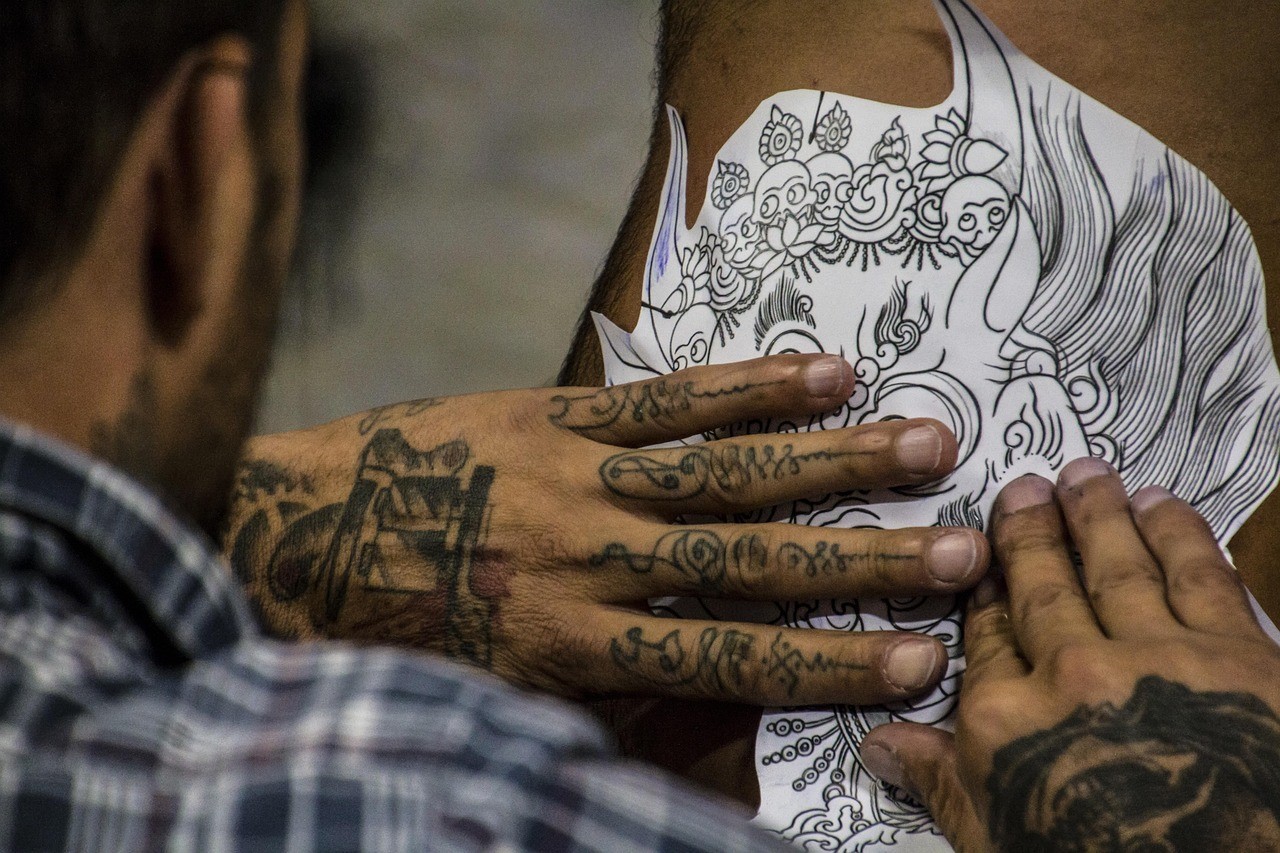 Buscan frenar rechazo en ofertas de trabajo por tener tatuajes en Guanajuato