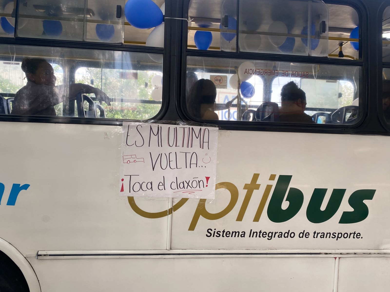 Tras 10 años al volante en León, don ‘Leno’ da su última vuelta como chofer del transporte público