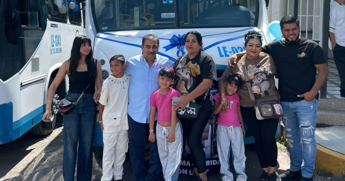 Tras 10 años al volante en León, don ‘Leno’ da su última vuelta como chofer del transporte público