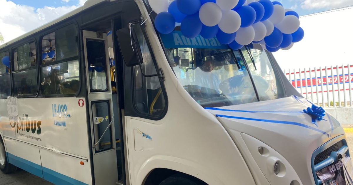 Tras 10 años al volante en León, don ‘Leno’ da su última vuelta como chofer del transporte público