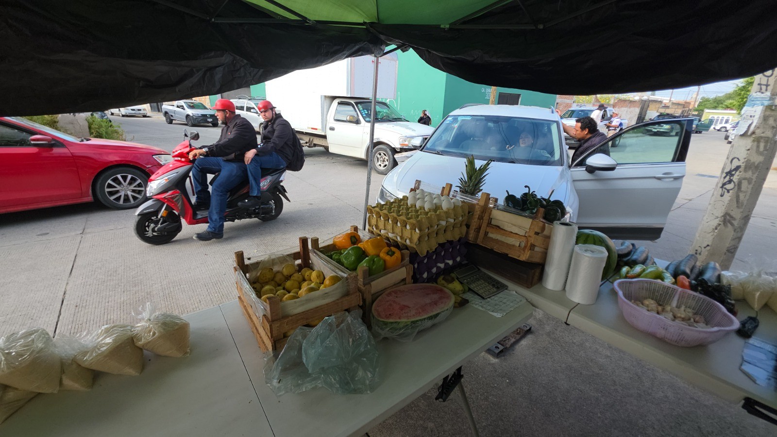 Camioneta termina contra puesto de frutas y verduras tras choque en Celaya
