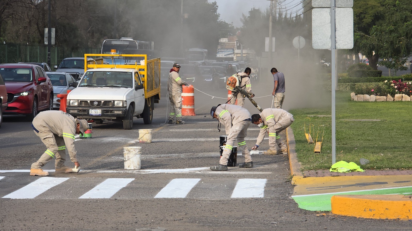 Reclaman automovilistas por repintado de pasos peatonales en hora pico