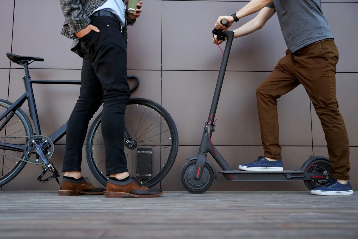 URBE acusa falta de planeación en la regulación de bicicletas y patines eléctricos en León