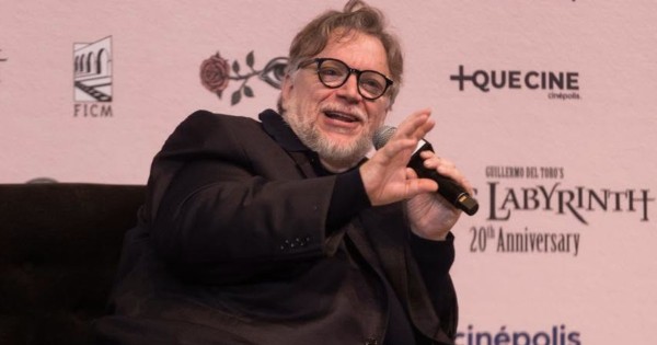 Guillermo del Toro abre el micrófono a jóvenes que protestaron por el agua en Guadalajara