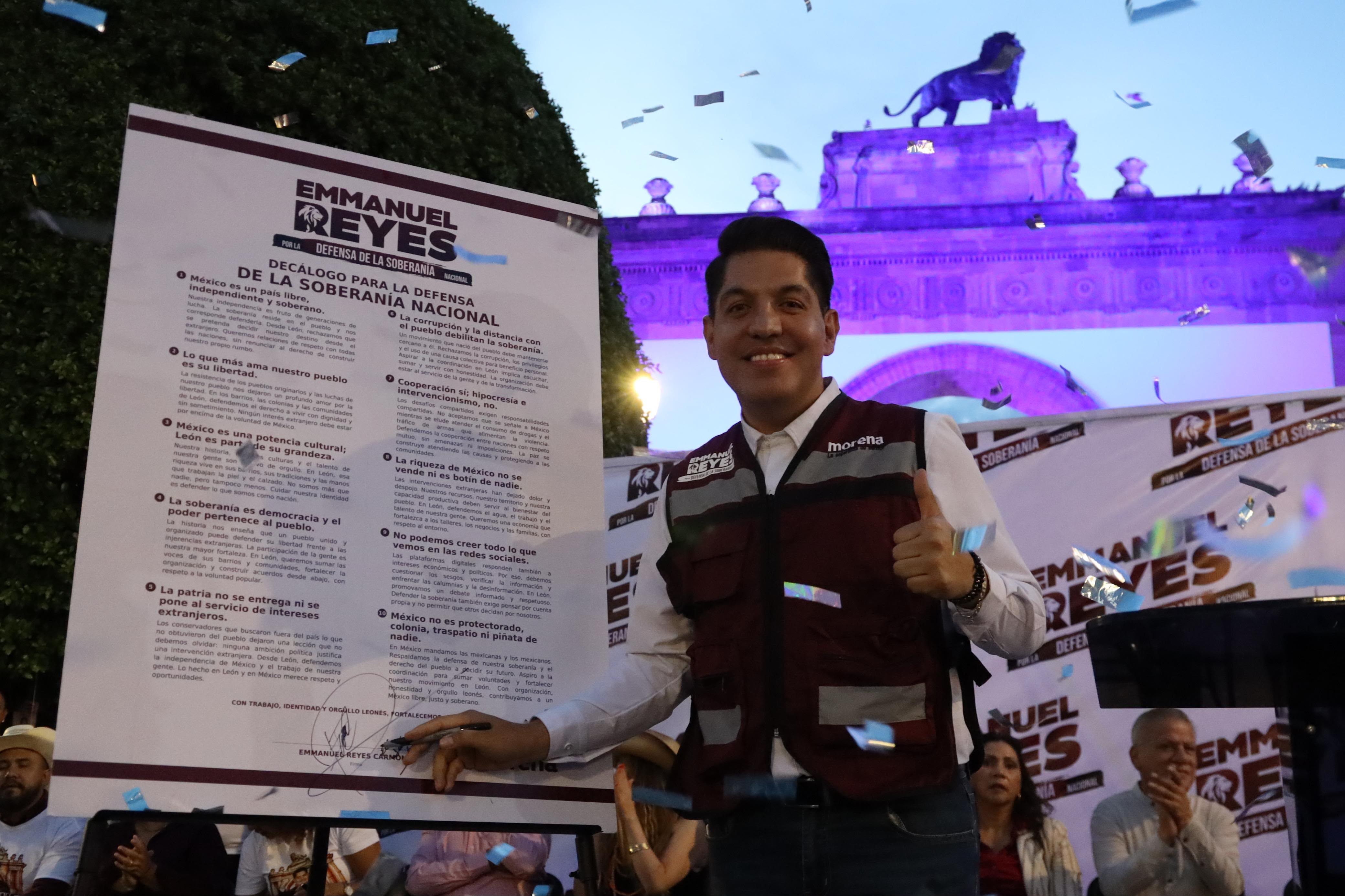 Emmanuel Reyes presume credencial de elector y da la bienvenida al ‘Gullit’ Peña a Morena