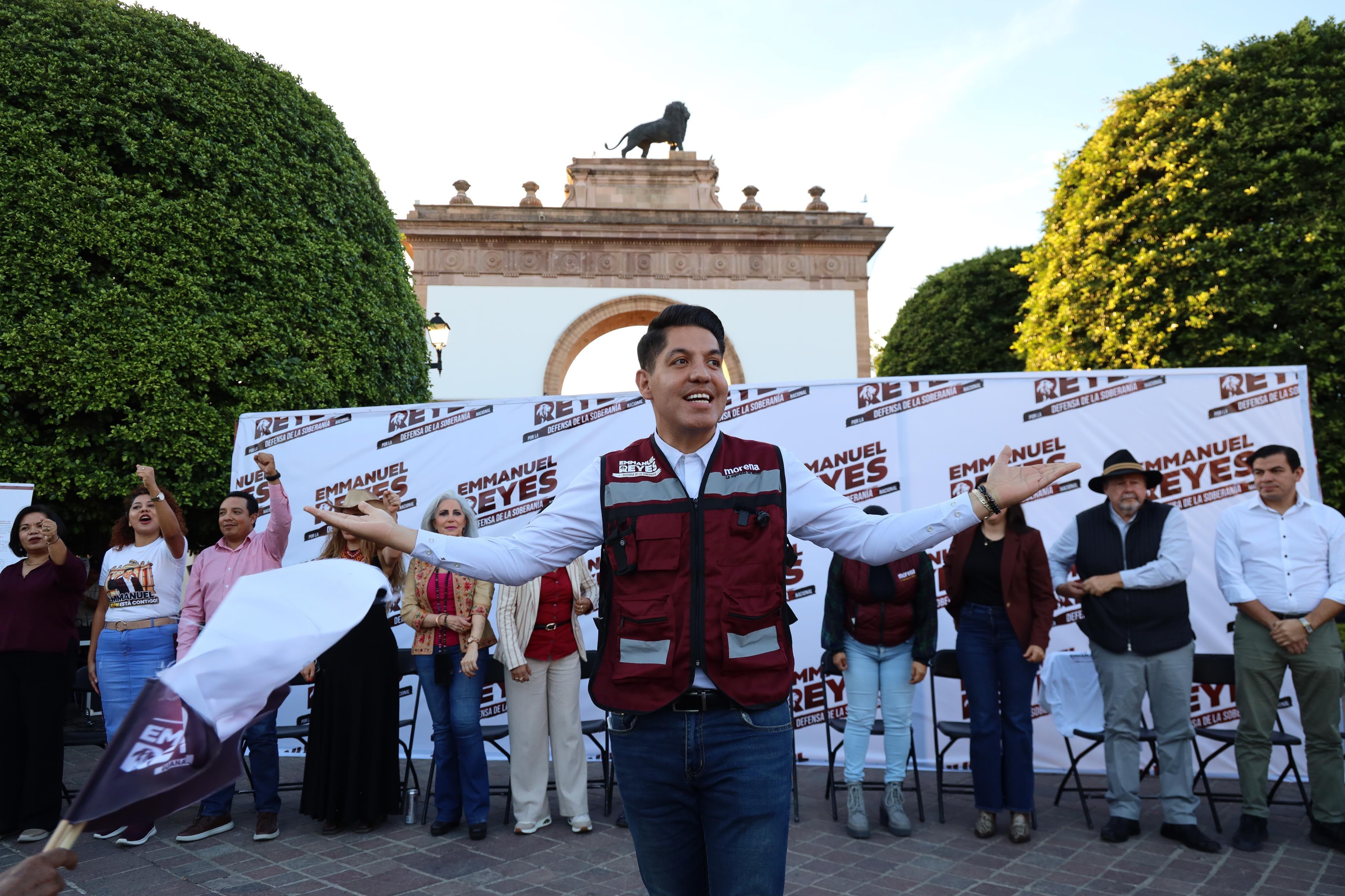 Emmanuel Reyes presume credencial de elector y da la bienvenida al ‘Gullit’ Peña en la contienda de Morena en León Emmanuel Reyes presume credencial de elector y da la bienvenida al ‘Gullit’ Peña en la contienda de Morena en León