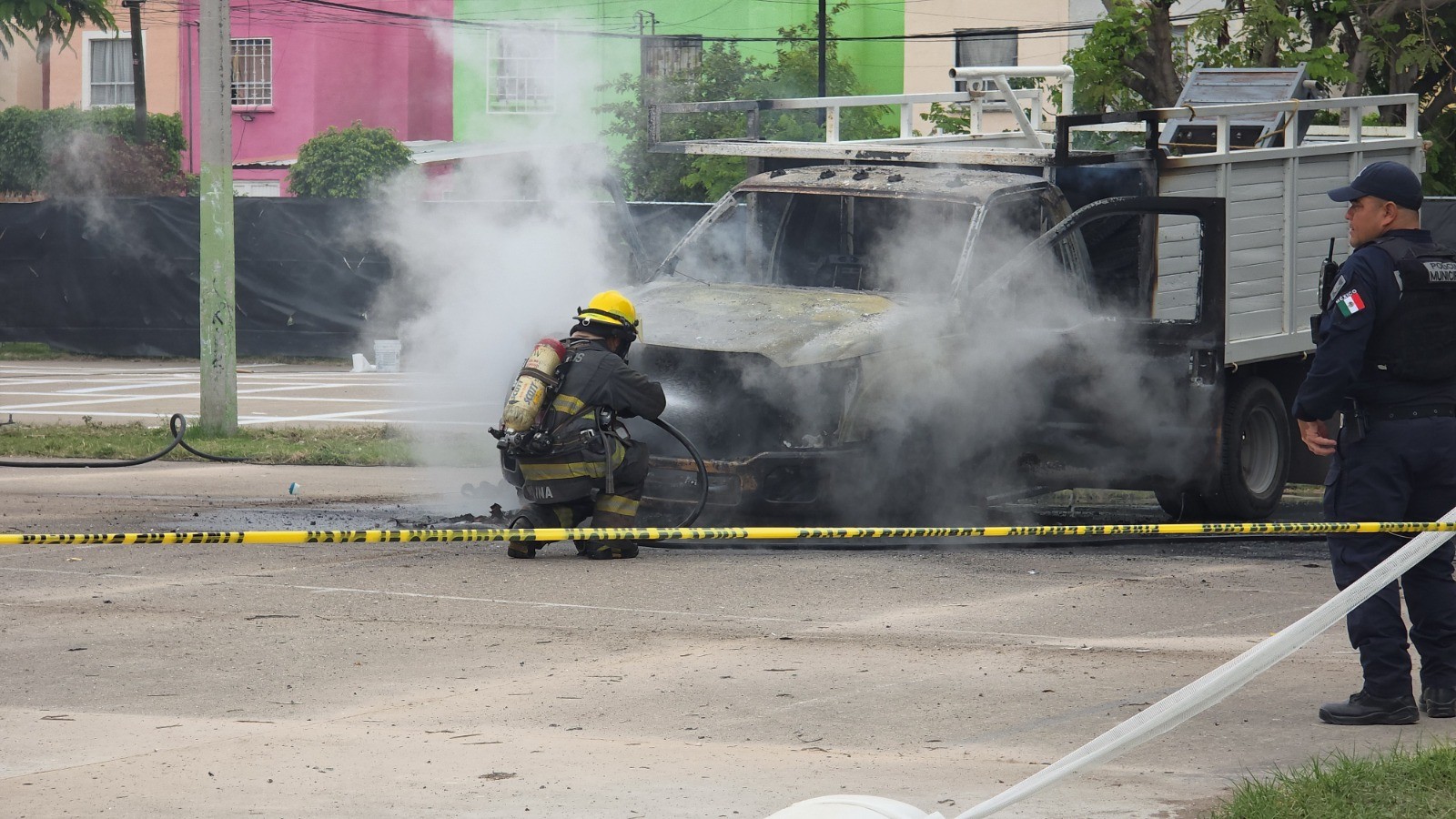 Incendian camioneta de construcción en canchas de La Calesa, en Celaya