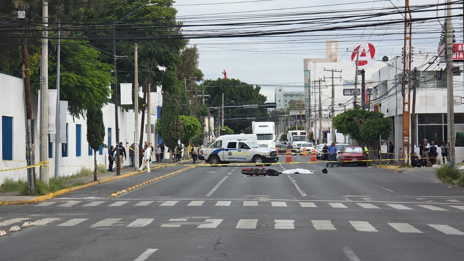 Muere motociclista de 20 años arrollado por camión urbano en Celaya