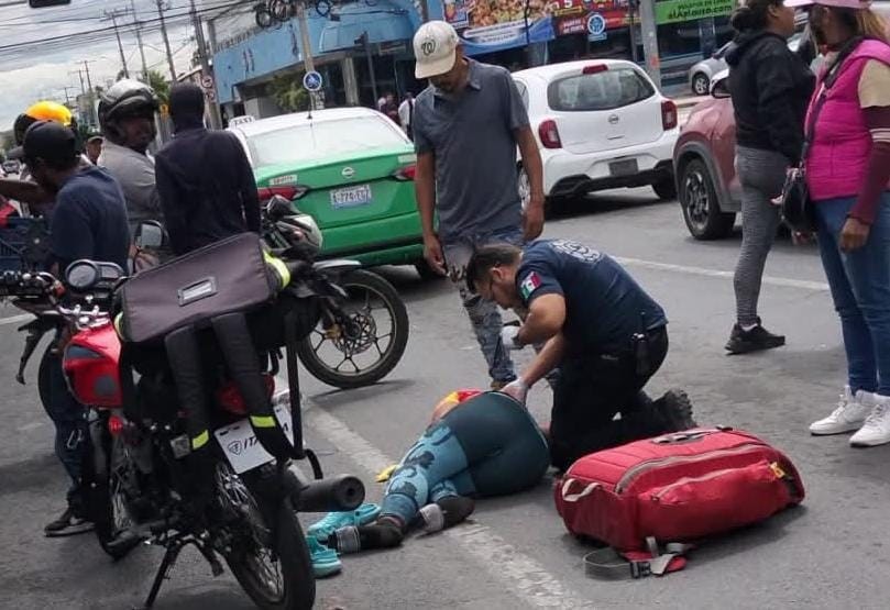 Motociclista arrolla a limpiaparabrisas en la avenida Francisco Juárez de Celaya
