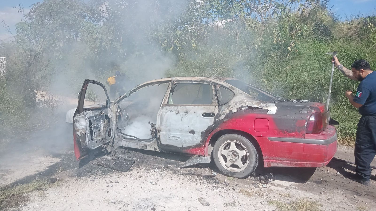 Automóvil se incendia en la carretera Celaya-Salvatierra por presunta falla mecánica