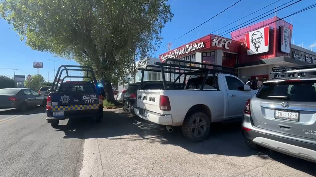 Sujetos armados asaltan a cliente dentro de KFC y le roban $150 mil en Celaya