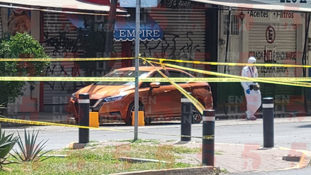 La víctima fue localizada dentro de un Nissan Versa naranja; de manera extraoficial, se señaló que los agresores viajaban en una motocicleta. No se reportan detenidos. La víctima fue localizada dentro de un Nissan Versa naranja; de manera extraoficial, se señaló que los agresores viajaban en una motocicleta. No se reportan detenidos.