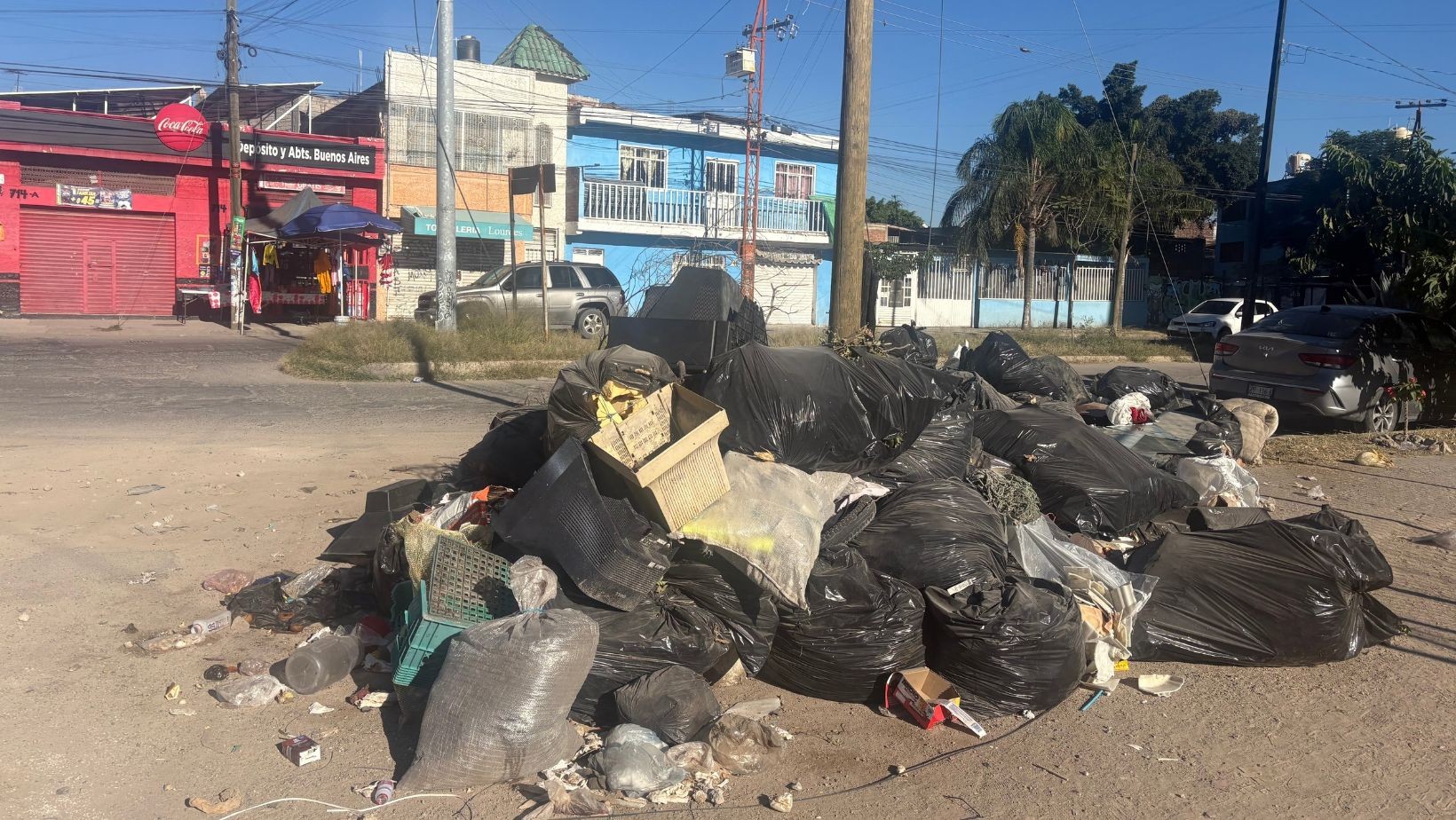 Basura invade la zona de una biblioteca en León; vecinos piden ayuda