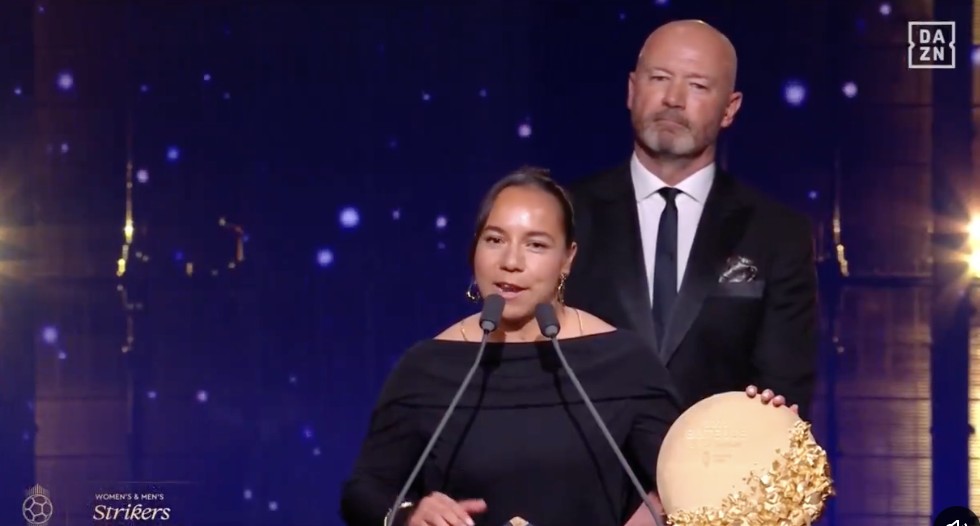 Charlyn Corral pone en alto a México al recibir premio como Mejor Delantera del Mundo