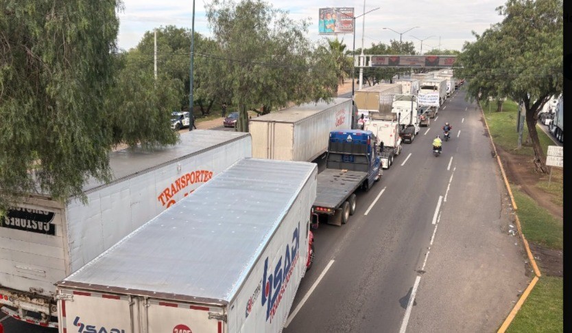 Transportistas protestan en León por seguridad y costos de peajes