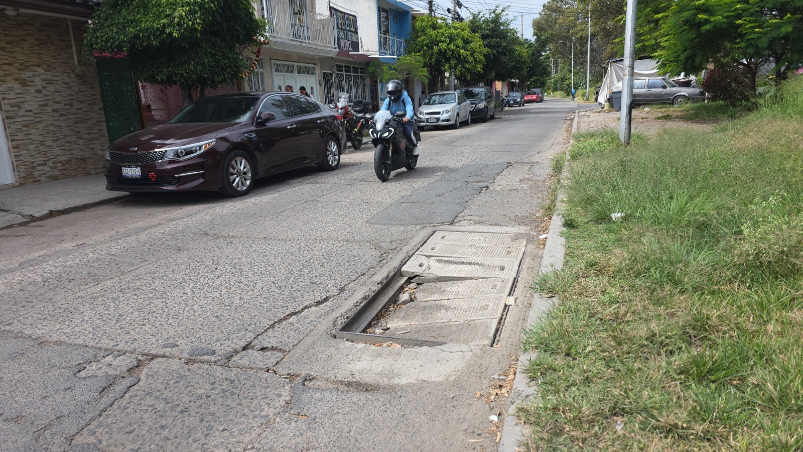 Registros dañados de Telmex ponen en riesgo a conductores en avenida Salvador Ortega