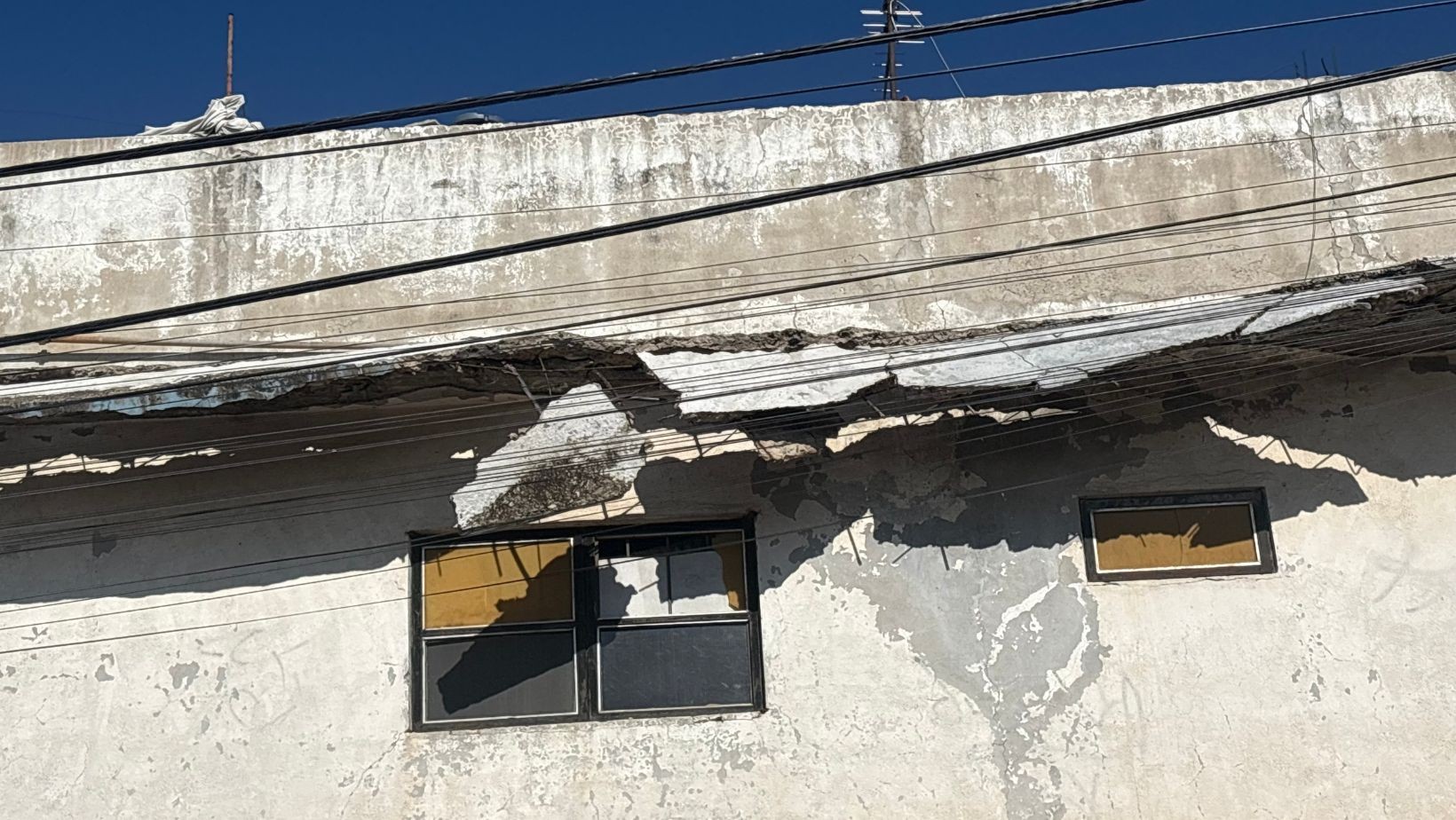 Marquesina en riesgo de caer pone en peligro a peatones en León