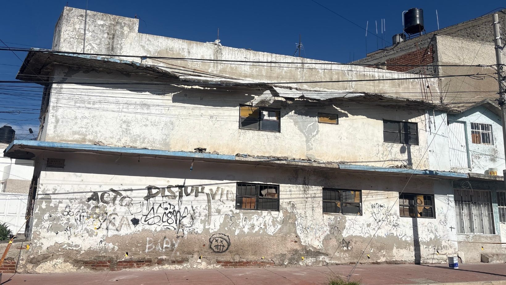 Marquesina en riesgo de caer pone en peligro a peatones en León