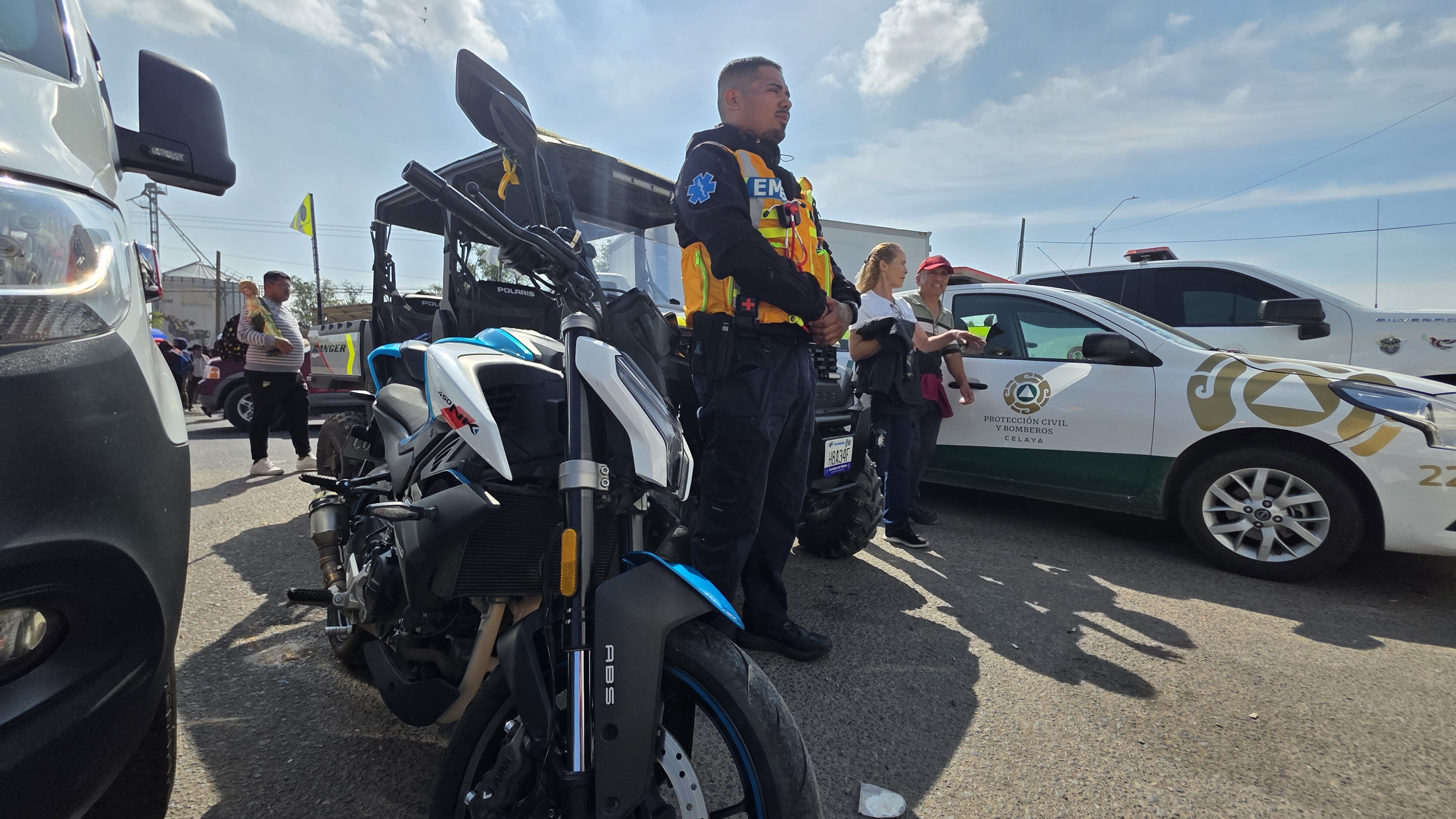 Con su propia moto, Nicolás lleva auxilio a quienes lo necesitan en La Concha