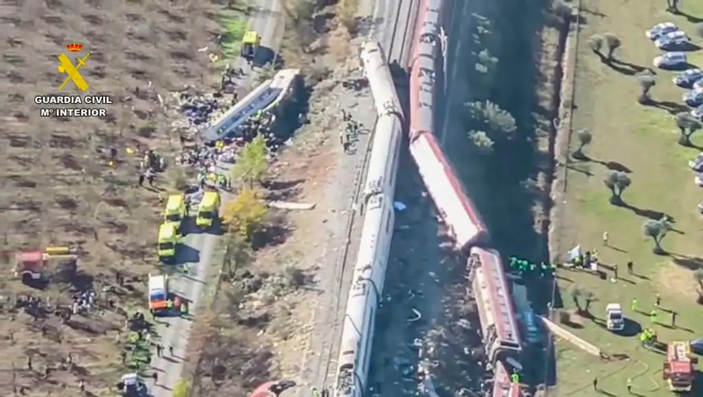 Choque de trenes en España; reportan al menos 64 muertos y 80 heridos