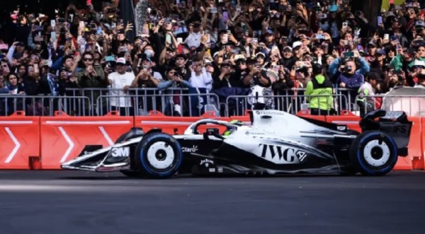 ¡Vibra la CDMX con Checo Pérez! Más de 100 mil aficionados reciben al piloto mexicano en Reforma