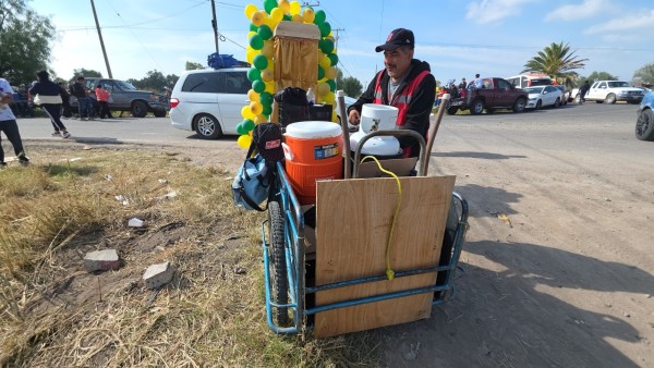 Tres horas en triciclo para cumplir una promesa y honrar la memoria de su suegra!