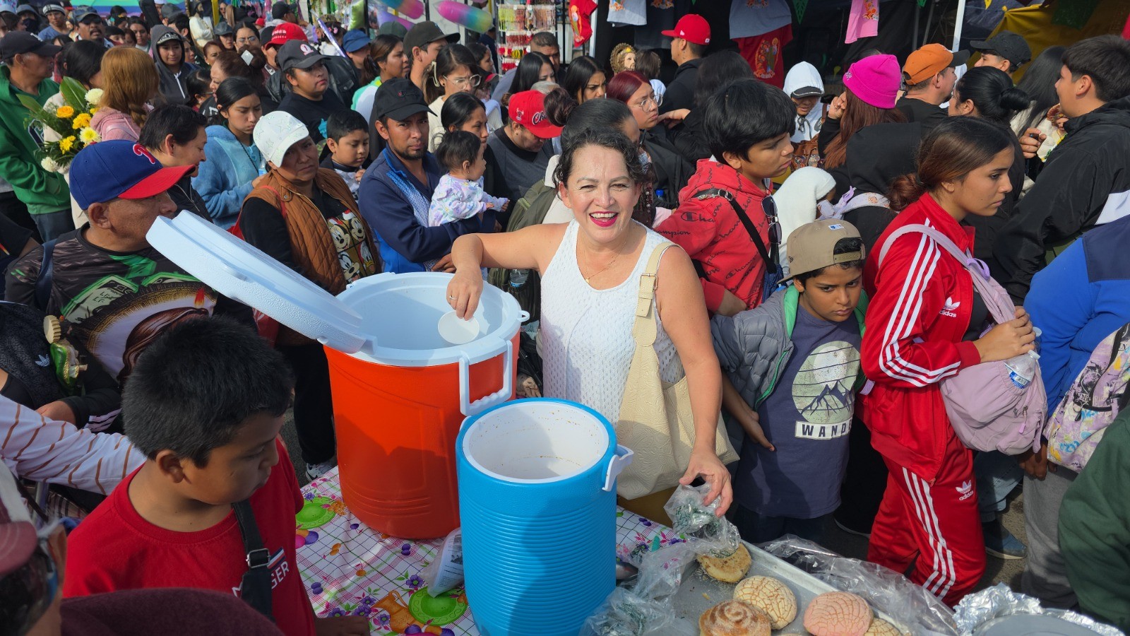 Familia agradece que Manuel venciera el cáncer regalando tamales y atole en La Concha
