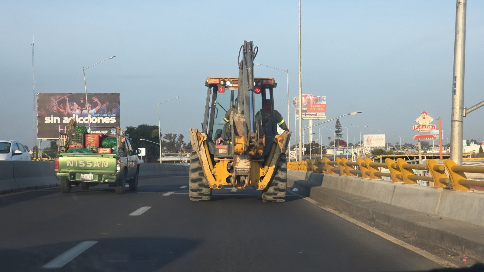 Retroexcavadora municipal sube a puente elevado y desata caos vial en Celaya