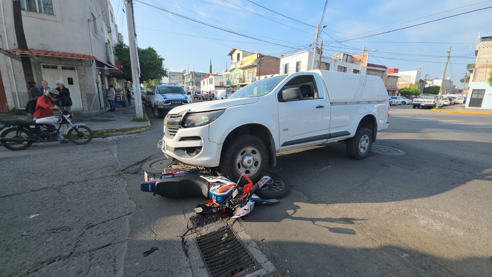 Padre e hijo resultan lesionados tras fuerte choque en Celaya