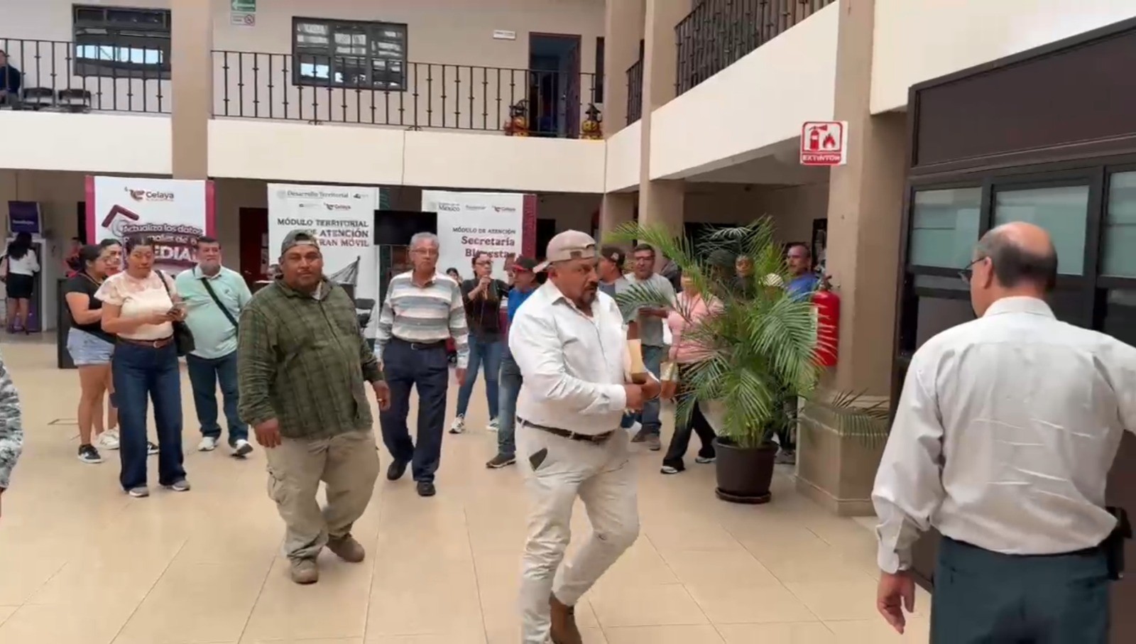 Delegados rurales protestan en Presidencia de Celaya y exigen reinstalar a Gerardo Álvarez