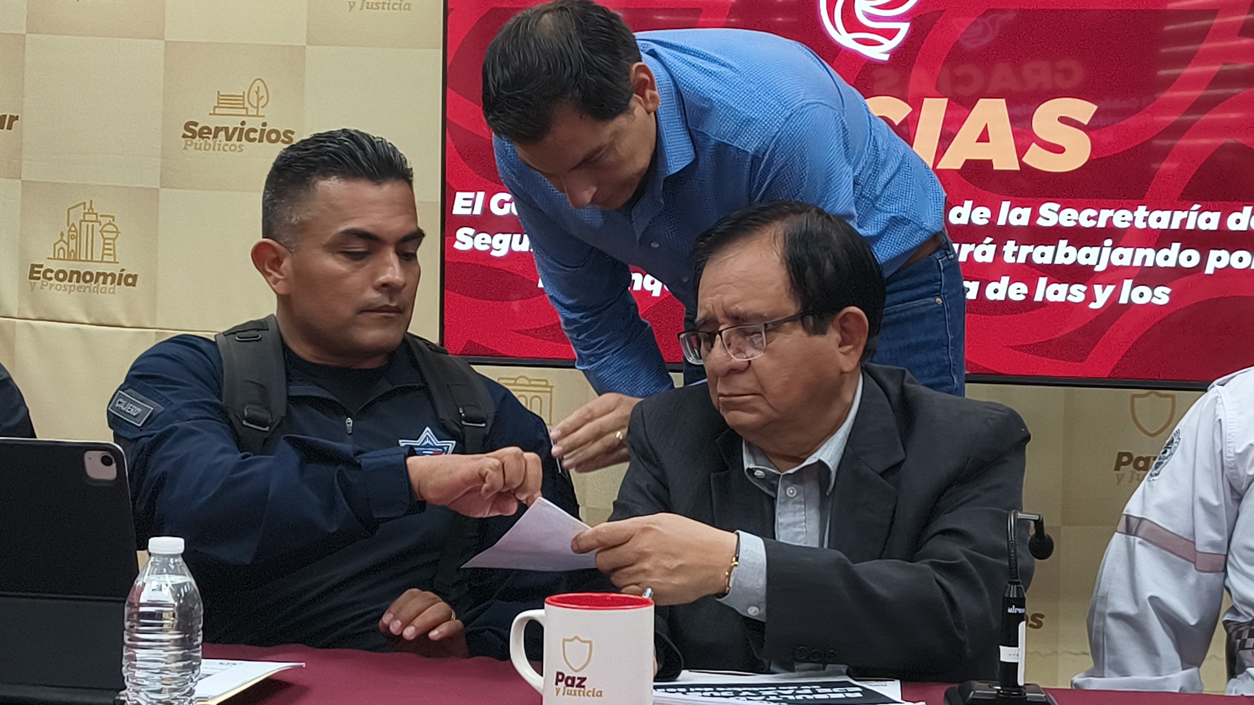 Acusa alcalde fuego amigo tras despido de funcionarios; niega amenazas