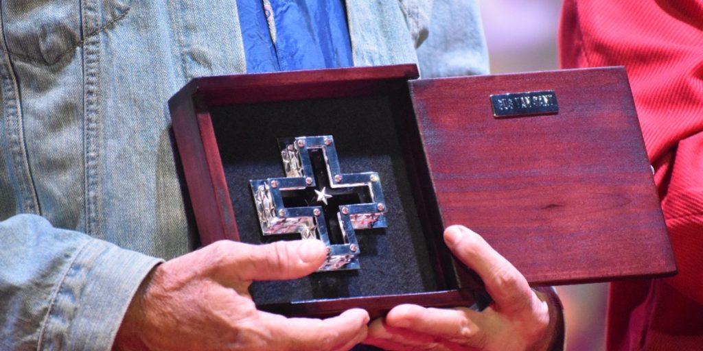 Detalle de la Cruz de plata que recibió Gus Van Sant de manos de la directora del GIFF, Sarah Hoch