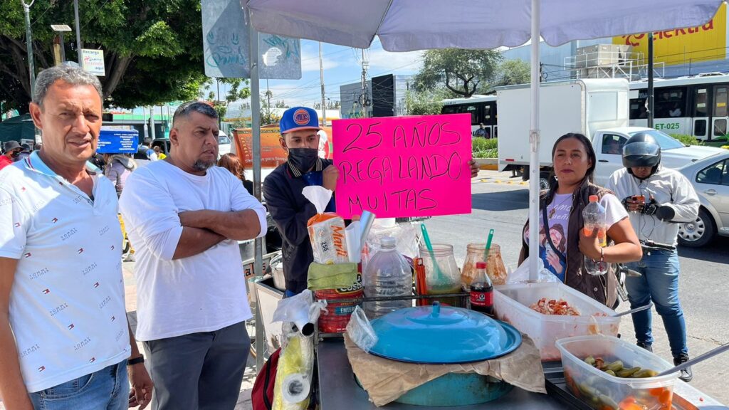 Se manifiestan comerciantes frente a la T1 del IMSS en León