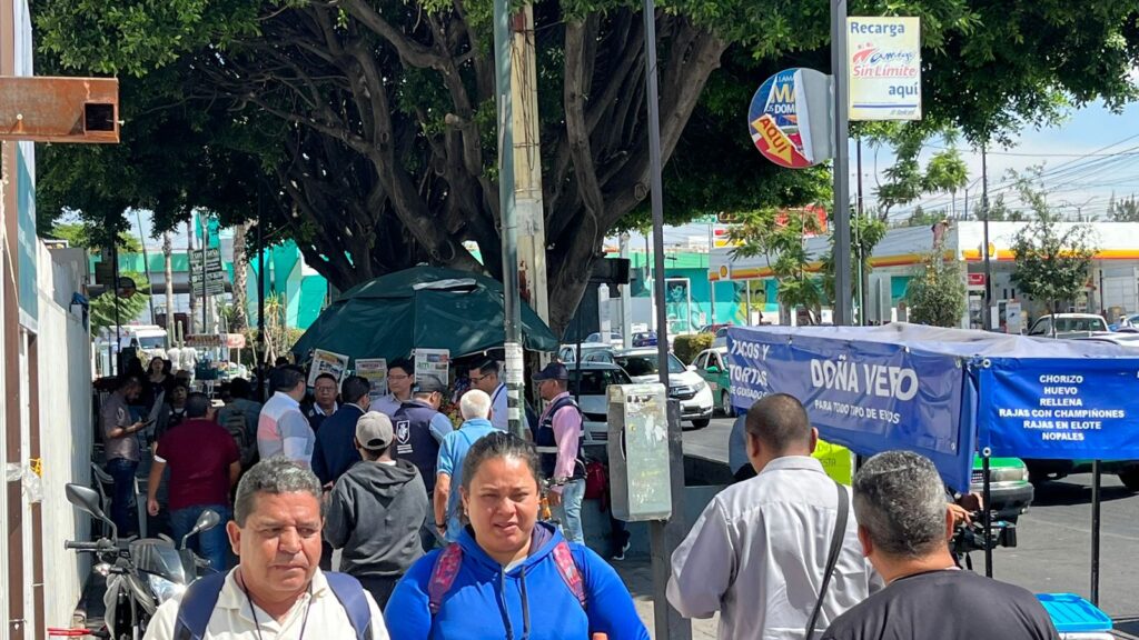 Se manifiestan comerciantes frente a la T1 del IMSS en León