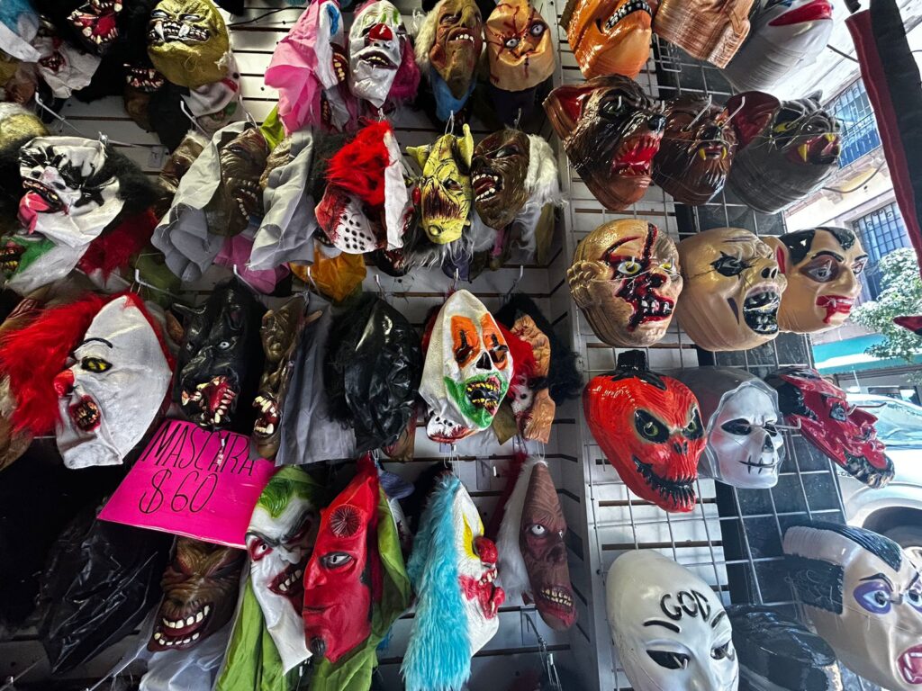 Llegan artículos para Halloween y Día de Muertos al Centro de León
