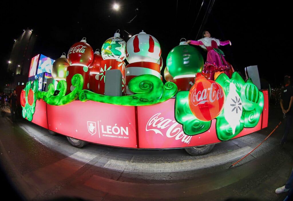 Caravana navideña de Coca-Cola reúne a cientos de leoneses 