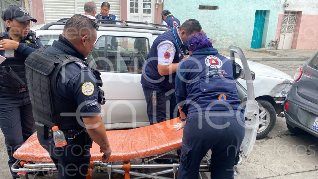 Mujer se queda sin frenos en una calle inclinada de León