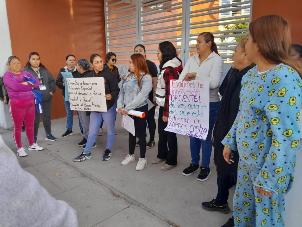 Separan a maestra de primaria en León señalada por violencia escolar