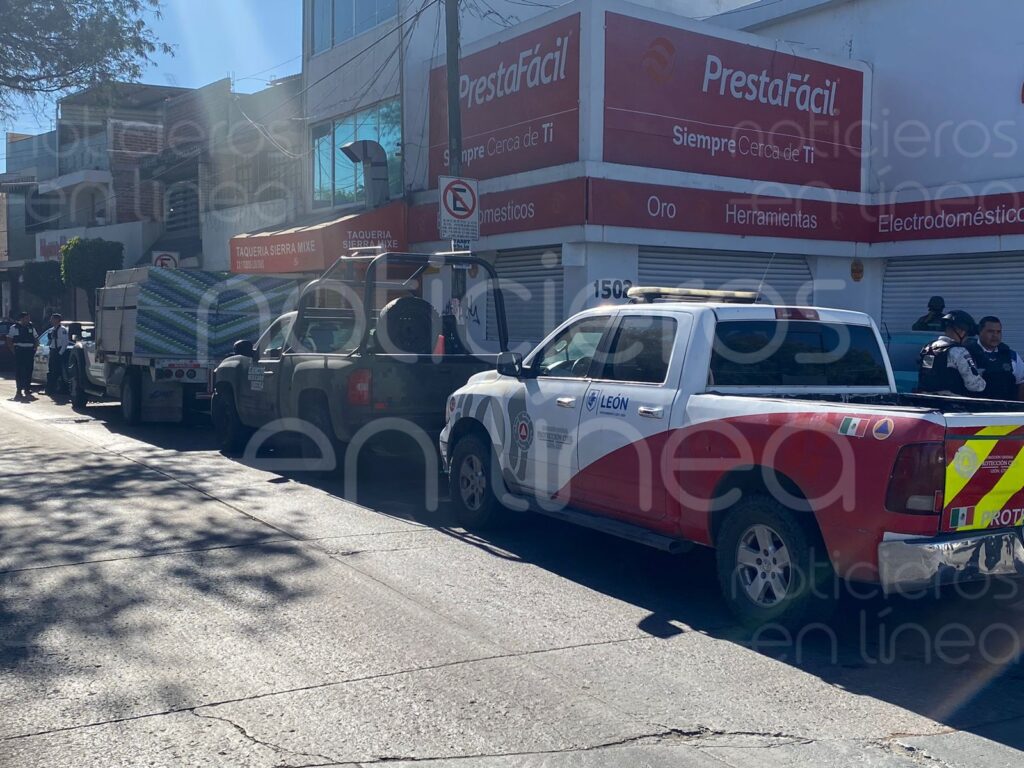Choca patrulla de la SEDENA en la colonia Agua Azul, León
