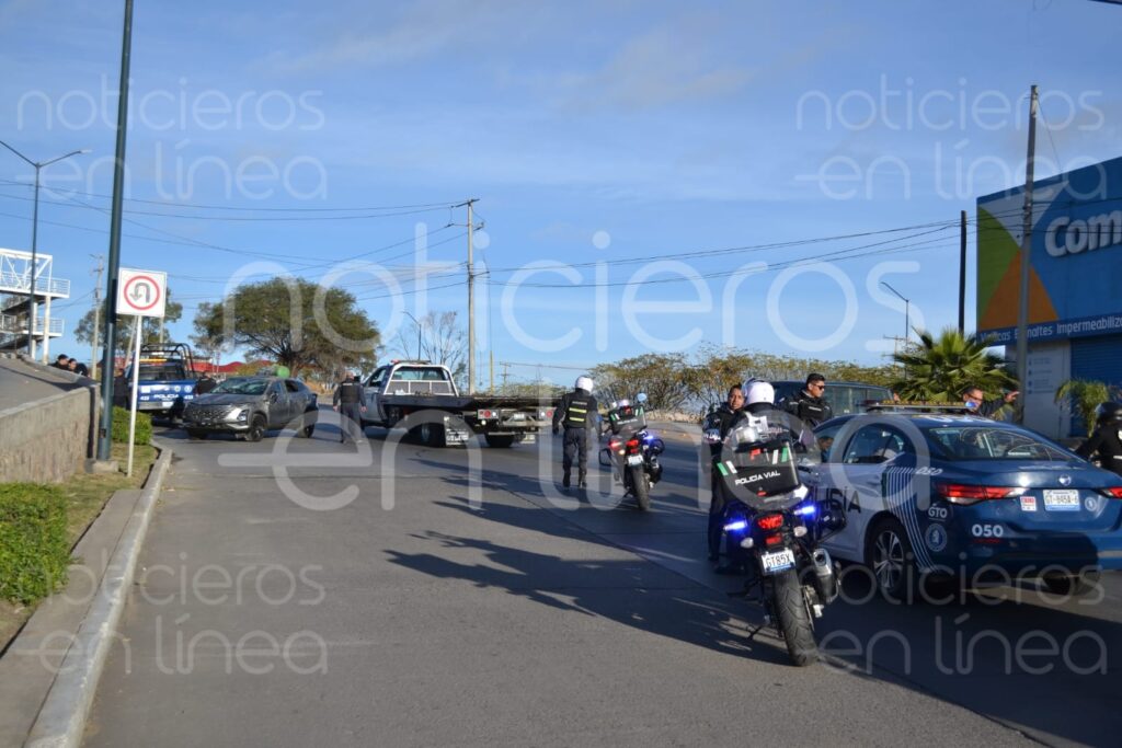 Vuelca vehículo frente a Chedraui en el bulevar San Juan Bosco