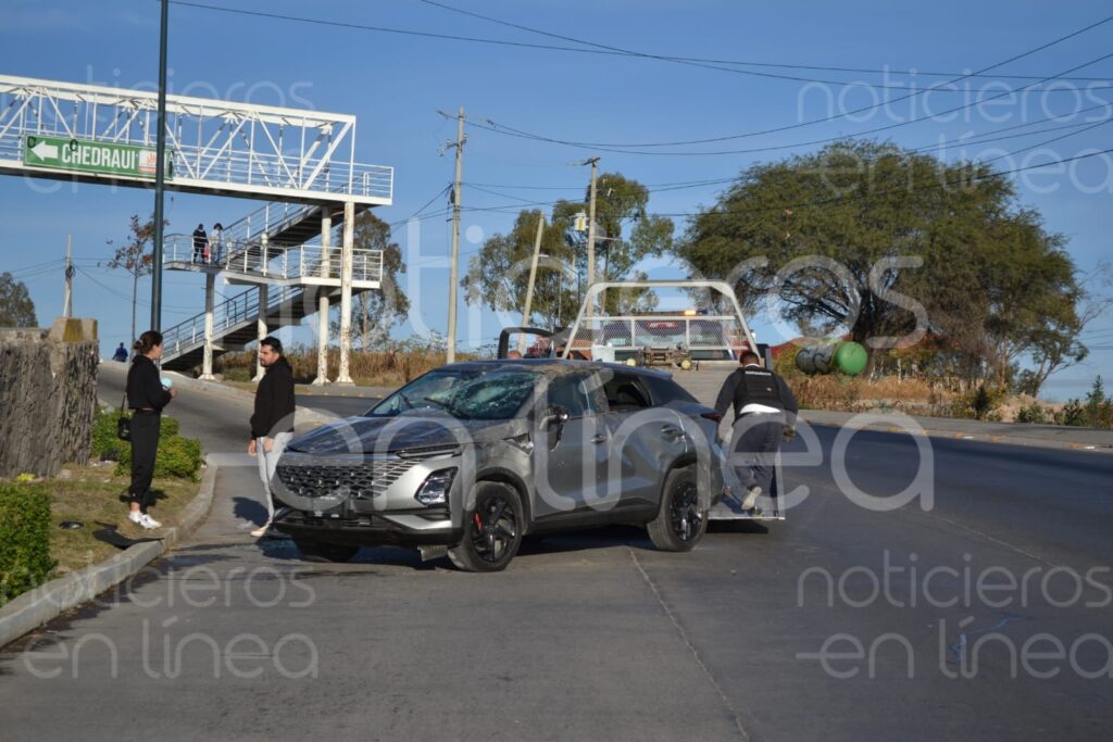 Vuelca vehículo frente a Chedraui en el bulevar San Juan Bosco