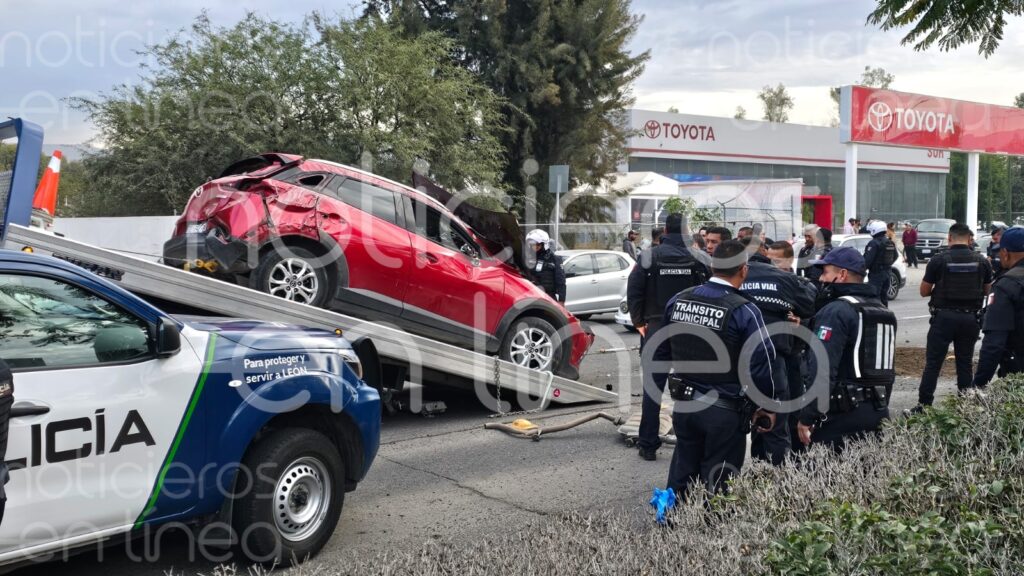 Detienen a dos hombres tras persecución y volcadura en Centro Max